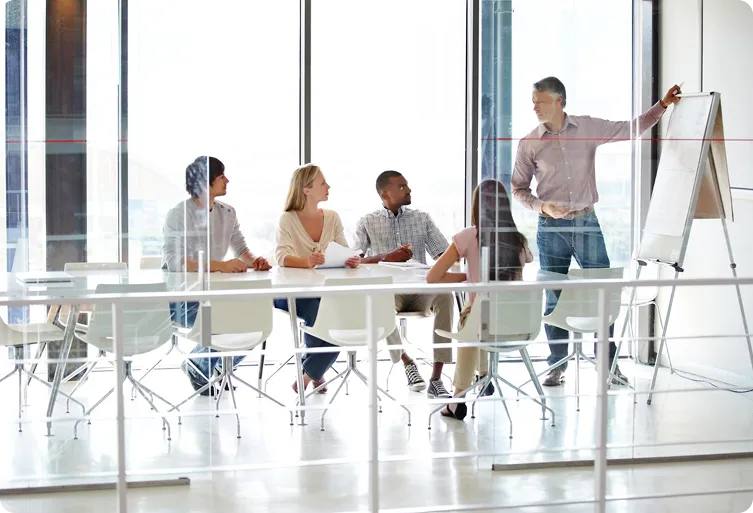 hombre hablando en conferencia